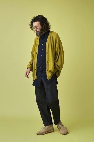 Opt for a mustard cardigan and charcoal chinos to pull together an everyday getup that's full of style and personality. Complete your ensemble with tan suede desert boots and off you go looking incredible.