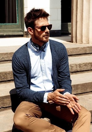 Navy Scarf Outfits For Men: Display your skills in men's fashion by teaming a navy cardigan and a navy scarf for an edgy look.