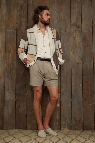 Beige Shorts Outfits For Men: Go for a pared down yet casual and cool look teaming a grey print cardigan and beige shorts. Rev up the formality of this look a bit by finishing with a pair of grey canvas loafers.