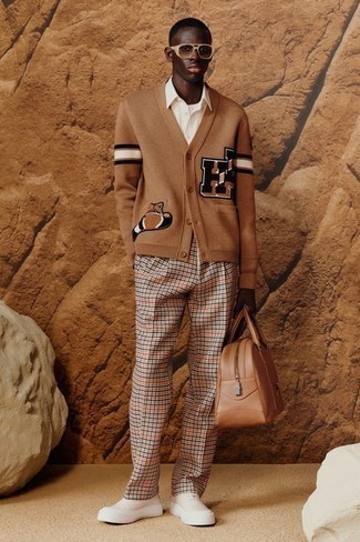 Men's Outfits 2022: A tan print cardigan and beige houndstooth chinos paired together are a wonderful match. A pair of beige leather low top sneakers looks right at home here.