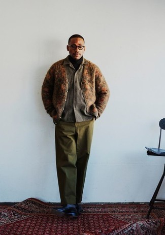 Men's Outfits 2022: A brown print cardigan and olive chinos are amazing menswear staples that will integrate well within your daily fashion mix. With shoes, stick to the classic route with a pair of navy leather loafers.