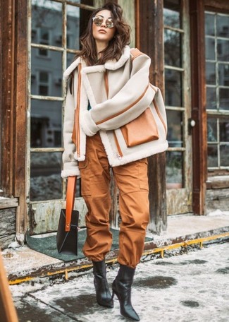 Brown Cargo Pants Outfits For Women: 