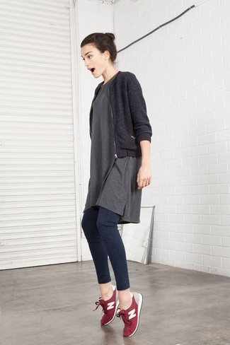 Grey Bomber Jacket Outfits For Women: A grey bomber jacket and navy skinny jeans married together are a covetable outfit for ladies who prefer relaxed styles. Want to go easy with shoes? Introduce red athletic shoes to the equation for the day.
