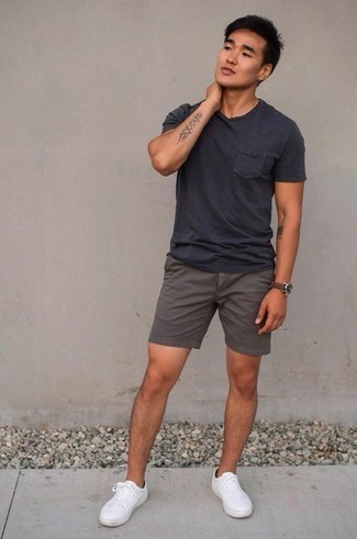 Tobacco Shorts Outfits For Men: For an ensemble that's pared-down but can be worn in a great deal of different ways, consider wearing a charcoal crew-neck t-shirt and tobacco shorts. If not sure as to the footwear, complete your look with white canvas low top sneakers.