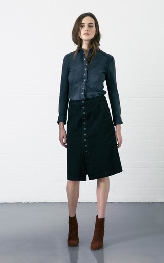 Black Button Skirt Outfits: This combo of a charcoal dress shirt and a black button skirt brings comfort and utility and helps keep it low profile yet modern. The whole getup comes together perfectly when you complement this ensemble with a pair of dark brown suede ankle boots.
