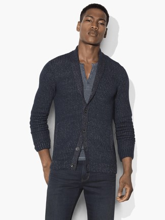 Charcoal Henley Shirt Outfits For Men: 