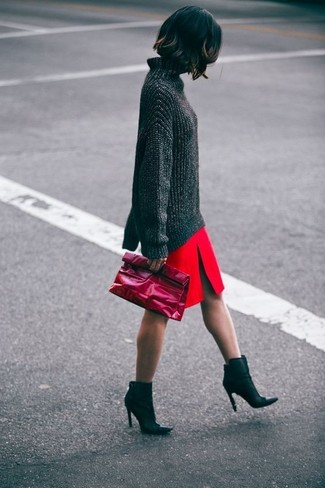 Charcoal Oversized Sweater Outfits: A charcoal oversized sweater and a red slit pencil skirt are indispensable players in any modern lady's closet. Introduce black leather ankle boots to the equation to change things up a bit.