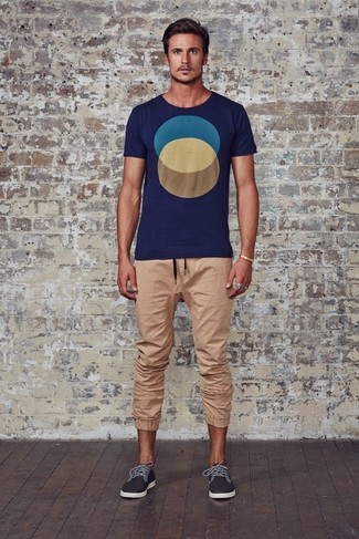 Navy Geometric Crew-neck T-shirt Outfits For Men: 