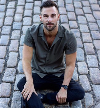 Charcoal Short Sleeve Shirt Outfits For Men: If you feel more confident wearing something functional, you'll appreciate this laid-back pairing of a charcoal short sleeve shirt and black skinny jeans. Introduce black leather casual boots to this ensemble for an instant style fix.