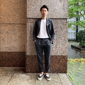 Grey Suit with Black and White Canvas Low Top Sneakers Smart Casual Warm Weather Outfits: Go for a simple but polished choice by wearing a grey suit and a white crew-neck t-shirt. Up the cool of this outfit by finishing with a pair of black and white canvas low top sneakers.