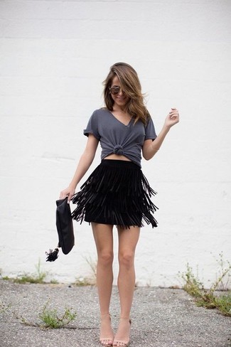 Grey V-neck T-shirt Outfits For Women: A grey v-neck t-shirt and a black fringe leather mini skirt are the kind of a never-failing off-duty outfit that you need when you have no extra time to plan an outfit. Follow a classier route when it comes to shoes by sporting beige leather heeled sandals.