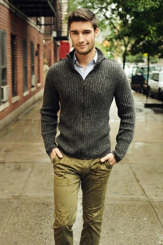 Zip Sweater Outfits For Men: Consider wearing a zip sweater and olive chinos to put together an interesting and modern-looking laid-back ensemble.