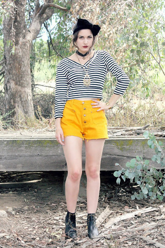Mustard Shorts Outfits For Women: 