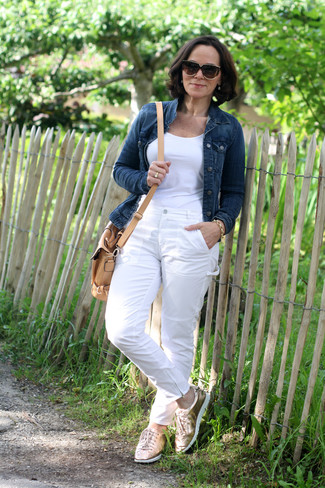 White Crew-neck T-shirt Outfits For Women After 50: 