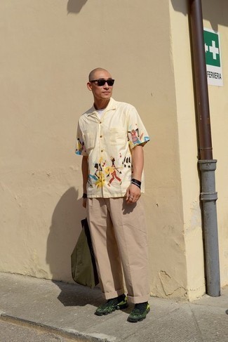 Yellow Short Sleeve Shirt Outfits For Men After 40: 