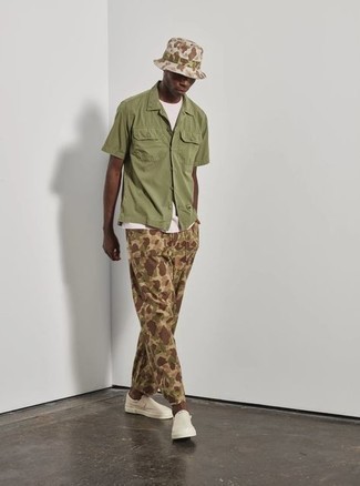 Tan Camouflage Bucket Hat Outfits For Men: 