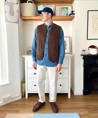 Dark Brown Gilet Outfits For Men: 