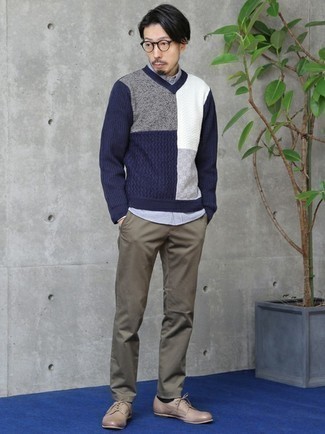 Navy and White V-neck Sweater Outfits For Men: 