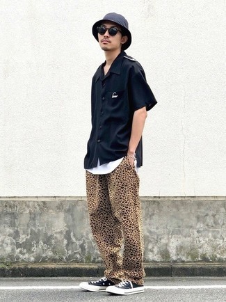 Beige Leopard Chinos Outfits: 