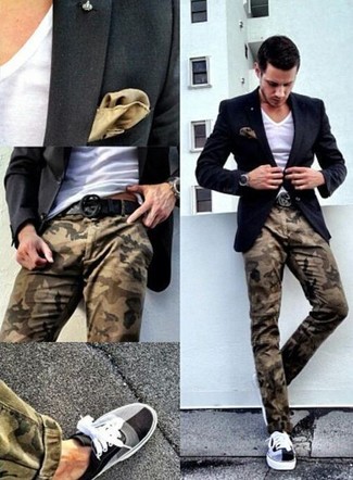 Olive Camouflage Chinos Outfits: 