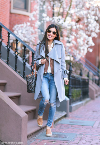 Blue Ripped Skinny Jeans Cold Weather Outfits: A light blue coat and blue ripped skinny jeans are among those game-changing pieces that can refresh your wardrobe. Tan leather espadrilles will add a new dimension to an otherwise classic look.