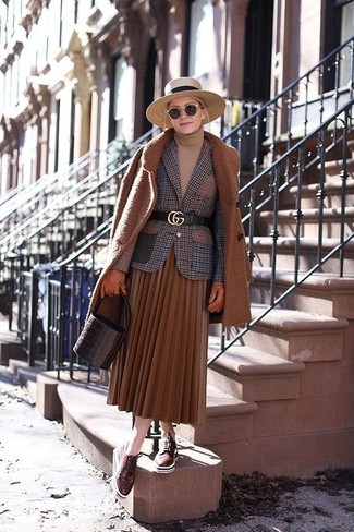Tobacco Pleated Midi Skirt Outfits: Want to infuse your wardrobe with some effortless cool? Consider wearing a tobacco coat and a tobacco pleated midi skirt. This outfit is rounded off wonderfully with a pair of brown leather brogues.