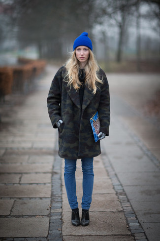 Navy Beanie Outfits For Women: Go for an olive camouflage coat and a navy beanie to put together an interesting and current off-duty outfit. Play down the casualness of your look with a pair of black leather ankle boots.