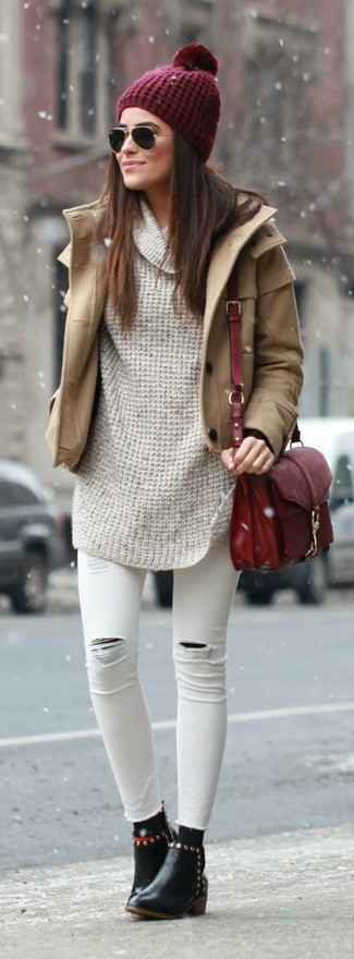 White Skinny Jeans Outfits: If you don't like putting too much work into your outfits, try teaming a camel coat with white skinny jeans. All you need is a good pair of black leather ankle boots.