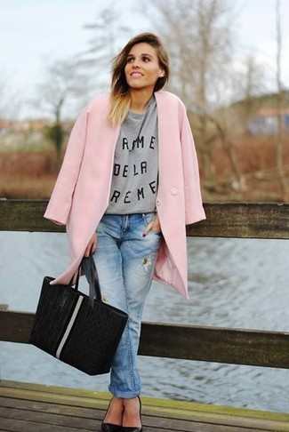 Black Leather Pumps Outfits: This combo of a pink coat and blue ripped boyfriend jeans is put together and yet it looks casual enough and apt for anything. If you want to effortlessly lift up your ensemble with footwear, why not complete this ensemble with black leather pumps?
