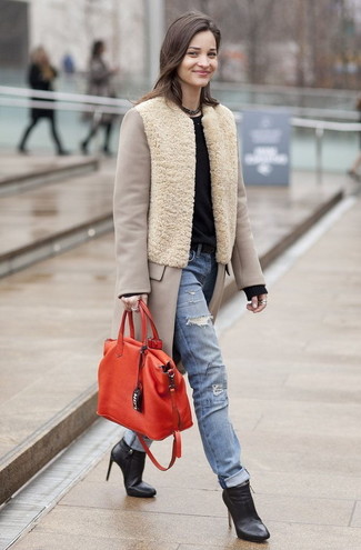 Red Leather Tote Bag Outfits: This off-duty combination of a beige coat and a red leather tote bag is a never-failing option when you need to look stylish but have no extra time to plan an ensemble. For a modern on and off-duty mix, add a pair of black leather ankle boots to the mix.