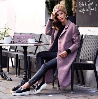 Black Leather Slip-on Sneakers Outfits For Women: If you use a more laid-back approach to fashion, why not opt for a light violet coat and black leather skinny jeans? Want to tone it down when it comes to shoes? Complete this look with a pair of black leather slip-on sneakers for the day.