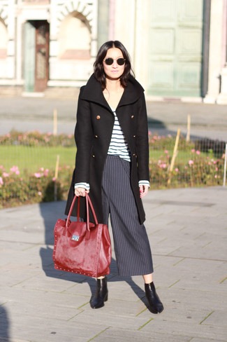 Wide Leg Pants Outfits: A classic and casual combination of a black coat and wide leg pants can keep its relevance in many different settings. Add a more casual vibe to this outfit by finishing off with black leather chelsea boots.