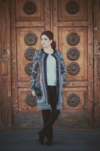 Paisley Outerwear Outfits For Women: As you can see here, looking incredibly chic doesn't require that much effort. Just team paisley outerwear with black dress pants and be sure you'll look incredibly stylish. For a more refined feel, add black suede oxford shoes to your ensemble.