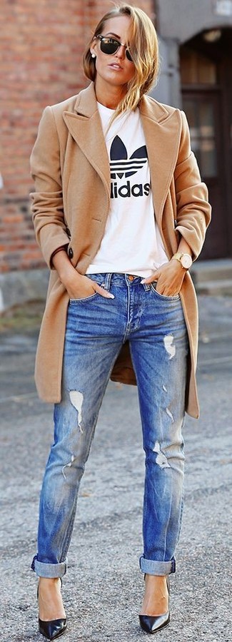 Blue Jeans Outfits For Women: A camel coat and blue jeans are the kind of a foolproof casual combo that you so desperately need when you have zero time to craft an ensemble. A pair of black leather pumps is a never-failing footwear style here that's full of personality.