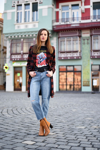 Black Print Crew-neck T-shirt Outfits For Women: A black print crew-neck t-shirt and light blue ripped jeans are a good combo to add to your current off-duty repertoire. Kick up this outfit by wearing a pair of tobacco leather ankle boots.