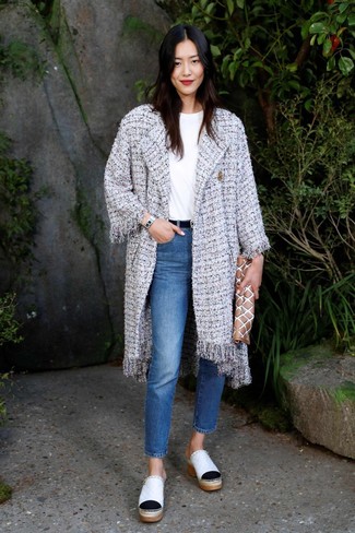 White Leather Mules Outfits: Marry a grey tweed coat with blue jeans for comfort dressing with a modern spin. Feeling experimental? Switch up this getup by finishing off with a pair of white leather mules.