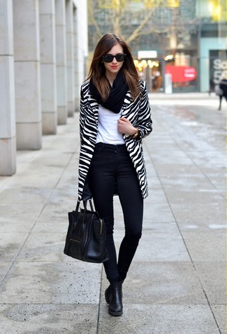 Teaming a white and black horizontal striped coat with black skinny jeans is a savvy choice for an off-duty yet absolutely chic look. And it's a wonder how black chelsea boots can shake up an outfit.