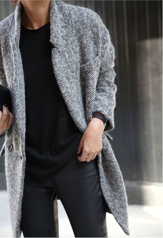 Black Leather Skinny Jeans Outfits: This casual combination of a grey herringbone coat and black leather skinny jeans is a safe option when you need to look stylish in a flash.