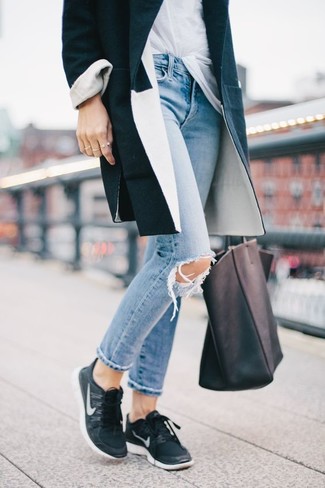 Light Blue Skinny Jeans Outfits: This casual combination of a black coat and light blue skinny jeans can only be described as incredibly stylish. Black athletic shoes are an easy way to bring a sense of casualness to this outfit.