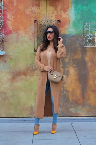 Tan Crew-neck T-shirt Outfits For Women: If you're scouting for an off-duty yet seriously stylish outfit, consider teaming a tan crew-neck t-shirt with blue skinny jeans. If you wish to immediately amp up this look with shoes, make mustard leather pumps your footwear choice.