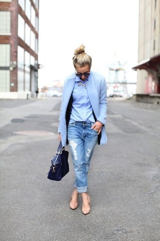 Tan Leather Pumps Outfits: For comfort dressing with a modern spin, you can easily dress in a light blue coat and light blue ripped boyfriend jeans. And if you want to instantly elevate this look with shoes, why not introduce tan leather pumps to this look?