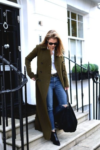 Shirt Outfits For Women: If you're in search of a relaxed casual but also seriously stylish outfit, rock a shirt with blue ripped skinny jeans. Let your sartorial credentials really shine by rounding off with a pair of black leather ankle boots.