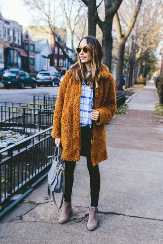 Brown Fleece Coat Outfits For Women: This laid-back combination of a brown fleece coat and black skinny jeans is a surefire option when you need to look stylish in a flash. Dial up this whole outfit by finishing with a pair of brown suede chelsea boots.