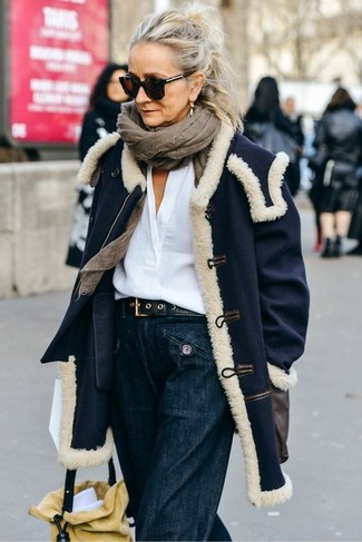 Brown Scarf Outfits For Women: This laid-back combination of a navy coat and a brown scarf is extremely easy to throw together in next to no time, helping you look chic and prepared for anything without spending a ton of time combing through your closet.