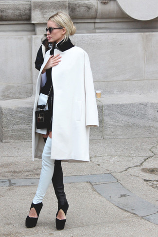 Black Suede Crossbody Bag Outfits: This relaxed combo of a white and black coat and a black suede crossbody bag is capable of taking on different nuances according to the way you style it. For a dressier aesthetic, complete this outfit with black suede pumps.