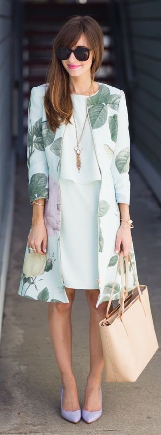 Purple Leather Pumps Outfits: Display your sartorial expertise in this pairing of a mint floral coat and a mint chiffon sheath dress. Add a pair of purple leather pumps to your ensemble and ta-da: your look is complete.