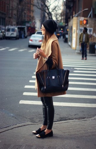 Black Leather Skinny Jeans Outfits: A camel coat and black leather skinny jeans are essential pieces, without which no wardrobe would be complete. Black suede loafers finish this outfit quite nicely.