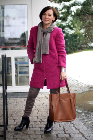 A hot pink coat and grey leather skinny pants worn together are an ultra covetable combo for those who love ultra-cool styles. Black leather ankle boots integrate wonderfully within plenty of looks.