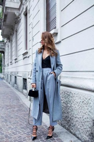 Grey Wide Leg Pants Outfits: This combo of a grey coat and grey wide leg pants is extremely easy to pull together without a second thought, helping you look amazing and ready for anything without spending too much time going through your wardrobe. If in doubt as to what to wear on the shoe front, go with black leather pumps.