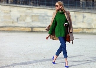 Navy Suede Pumps Outfits: This combination of a camel coat and blue skinny jeans is irrefutable proof that a simple casual look doesn't have to be boring. Navy suede pumps integrate smoothly within a multitude of getups.